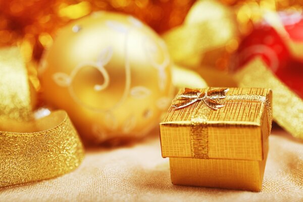 Goldene Weihnachtskugeln und Geschenkverpackungen