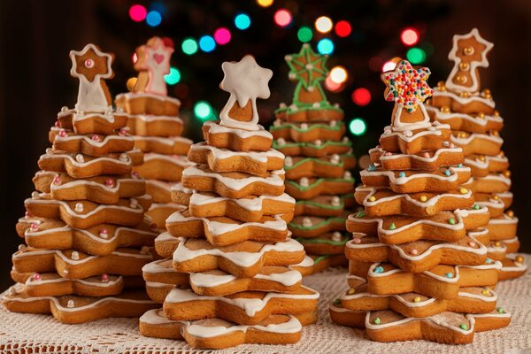 Праздничное печенье на Новый Год в форме елочки