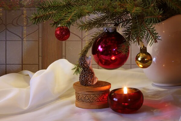 Resplandor de la vela en los juguetes del árbol de Navidad