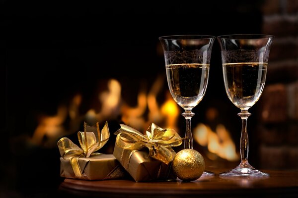 Бакалы с шампанским и подарками на столе в предвкушении нового года