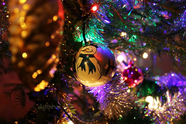 Schneemann im Licht der Lichter am Weihnachtsbaum