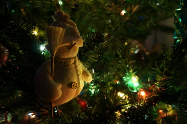 Lumières de Noël brûlent sur l arbre de Noël