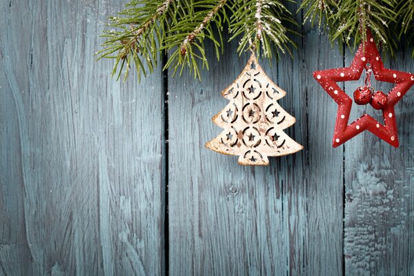 Juguetes de Navidad colgando de una rama de árbol de Navidad