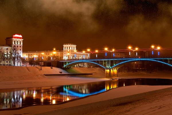 Pont sur la rivière dans la nuit d hiver