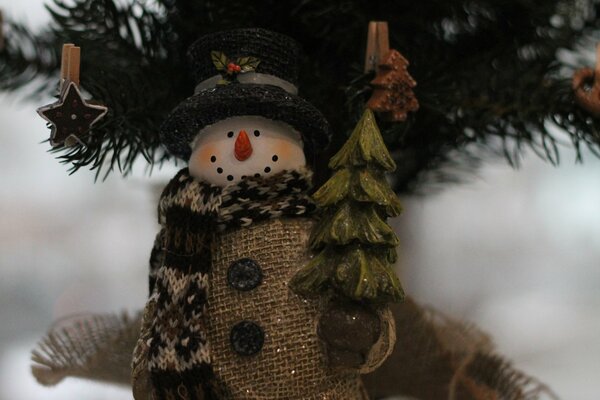 Рождественский снеговик под елкой