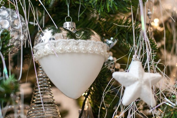 Arbre de Noël et boules blanches de Noël