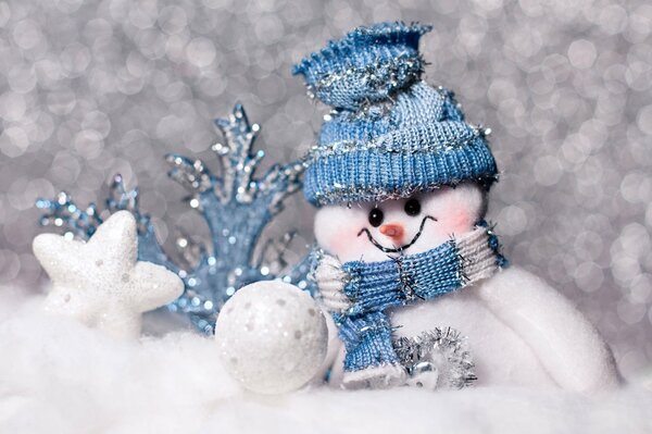 Bonhomme de neige mignon dans un chapeau bleu