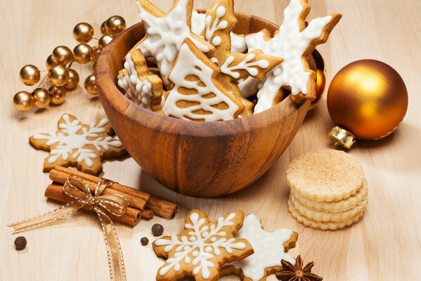 Biscuits à la cannelle sous la forme d un arbre de Noël et de flocons de neige