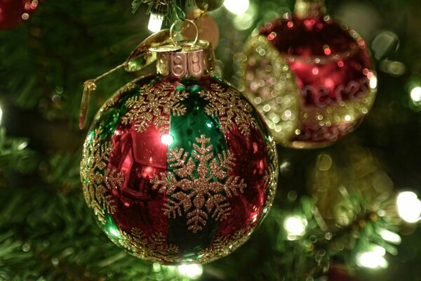 Palle di vetro di Natale sull albero di Natale