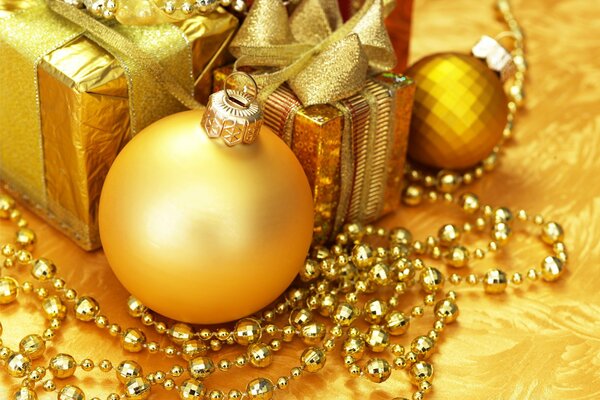Decorazioni natalizie dorate e regalo con fiocco
