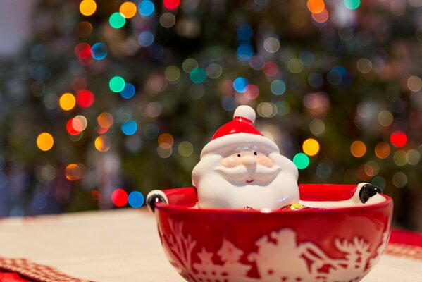 Juguete de Navidad de Papá Noel en el fondo del árbol de Navidad