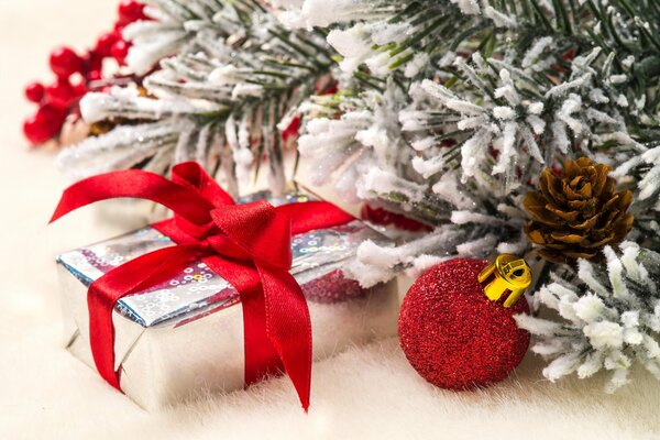 Regalo di Capodanno sotto l albero di Natale bianco