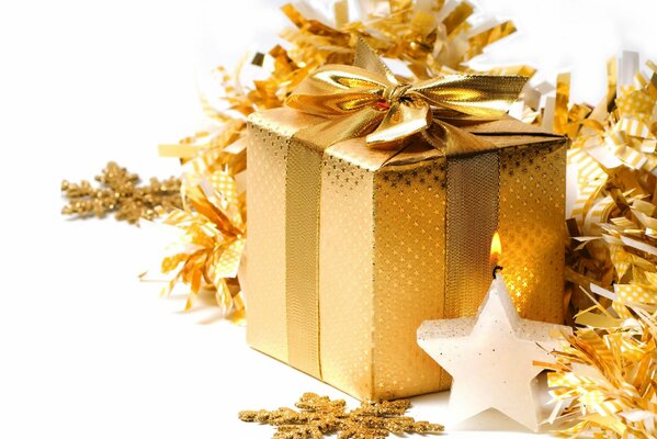 Boîte dorée avec flocons de neige et étoiles