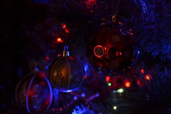 Hermosos juguetes para el año nuevo en la noche del 31 de diciembre