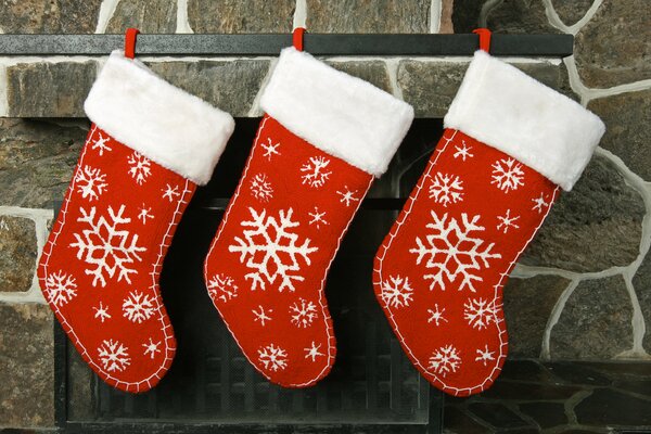 Праздничные, новогоднии носки на камне
