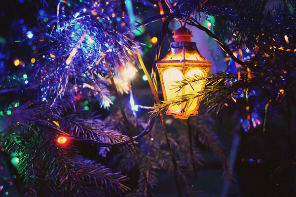 Árbol de Navidad con oropel y guirnalda brillante