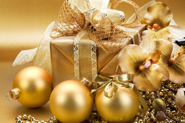 Gift in gold and gold Christmas decorations