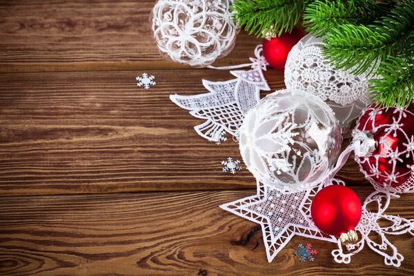 Durchbrochene Dekorationen für den festlichen Weihnachtsbaum