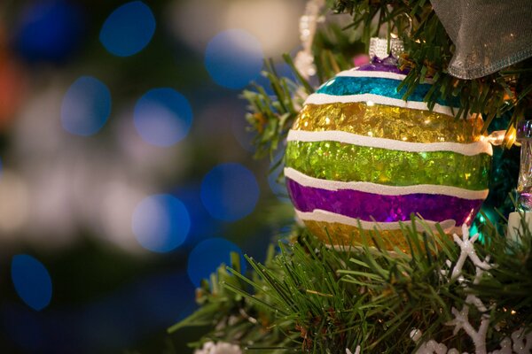 Mehrfarbige Kugel am Weihnachtsbaum