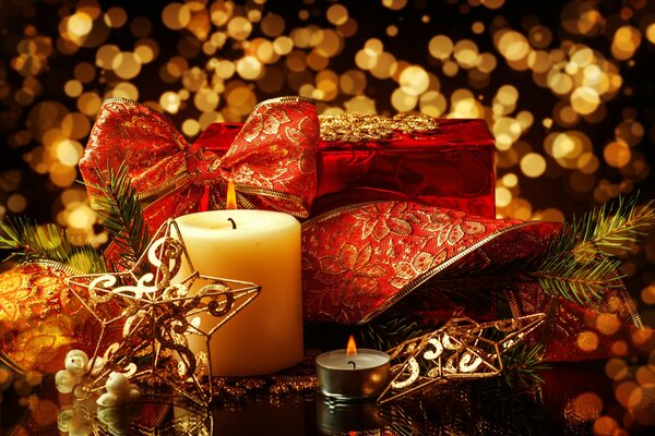 Рождественские свечи, подарки и украшения