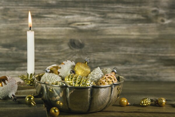 Ein Dock aus Zapfen und Kerzen zu Weihnachten