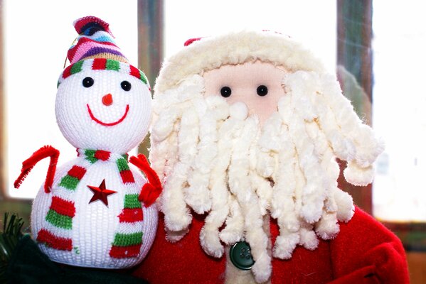 Babbo Natale e il suo assistente pupazzo di neve