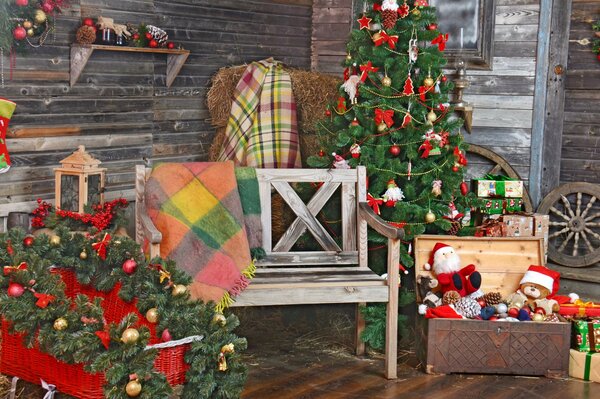 Habitación con adornos de árboles de Navidad antiguos y regalos