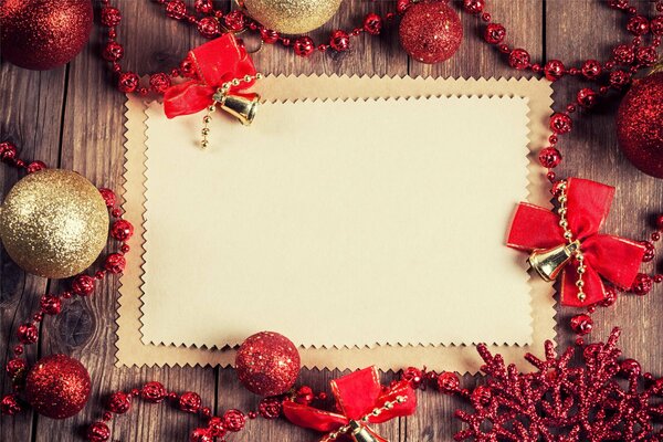 Papier de texte encadré de jouets de Noël rouges et dorés