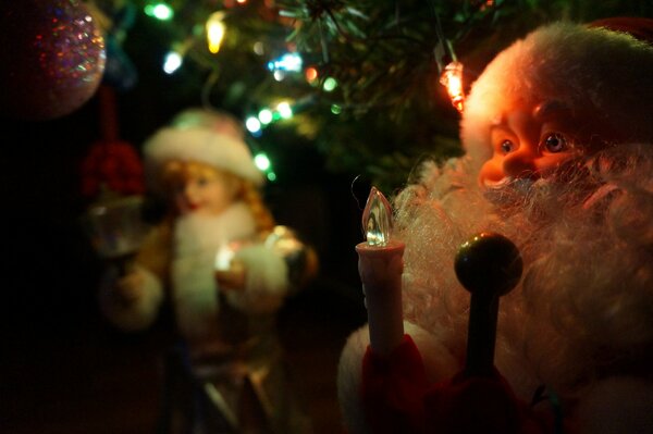 Babbo Natale e la fanciulla di neve sotto l albero di Natale a Capodanno