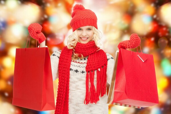 Chica con paquetes de regalos después de la venta