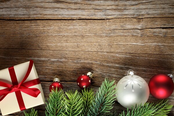 Brillantes bolas de Navidad en una rama de árbol de Navidad