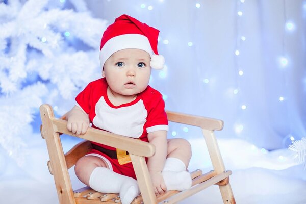 Foto di un bambino in un cappello di Capodanno