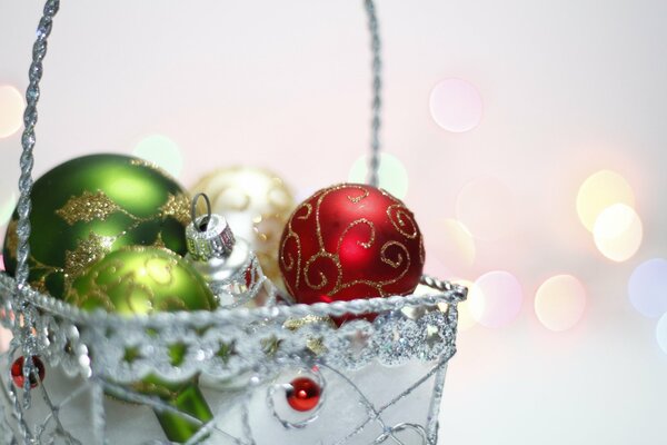 Panier de Noël avec des boules festives