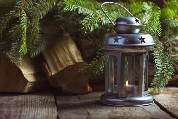 Portacandele in una casa di legno sotto l albero di Natale