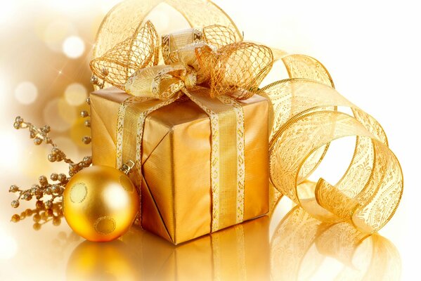 Рождественская золотая коробка с лентой