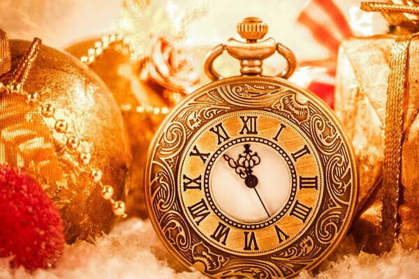 Ожидание нового года - часы, шары, подарки