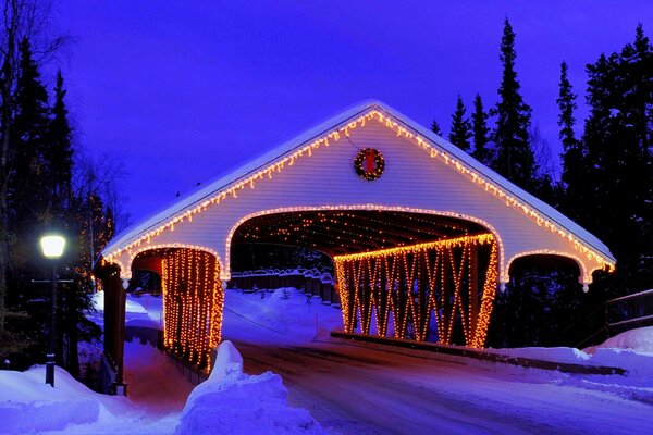 Puente de invierno decorado con linternas