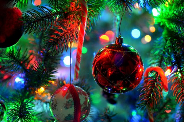 Bolas de Navidad colgando en el árbol de Navidad