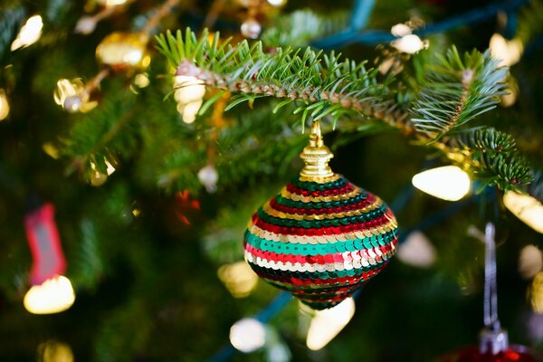 Weihnachtsdekoration. Spielzeug am Weihnachtsbaum