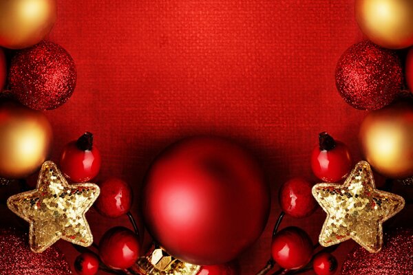 Ballons rouges sur la décoration de vacances pour le nouvel an