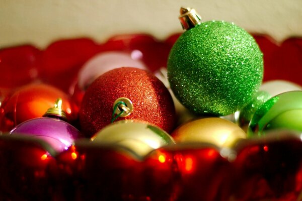 Año Nuevo. Bolas de Navidad multicolores