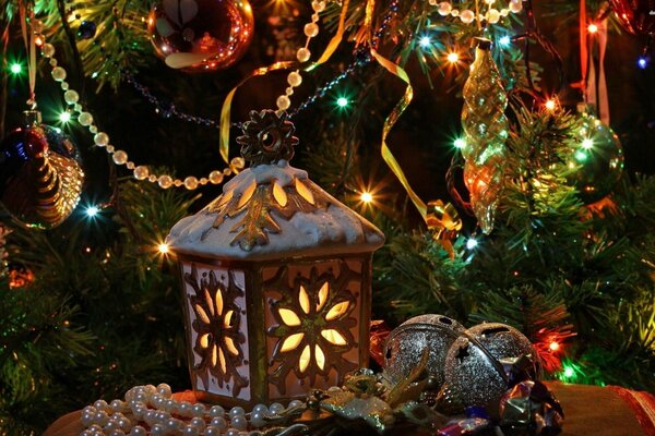 Lanterne de Noël près de l arbre de Noël décoré