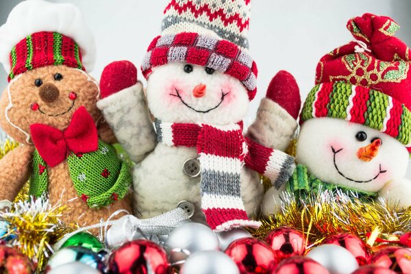 Muñecos de nieve suaves de Navidad en hermosos trajes