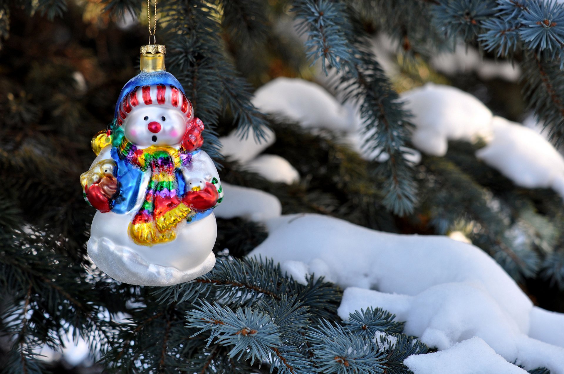 spielzeug schneemann weihnachtsbaum tanne nadeln zweige winter schnee feiertage natur neujahr weihnachten