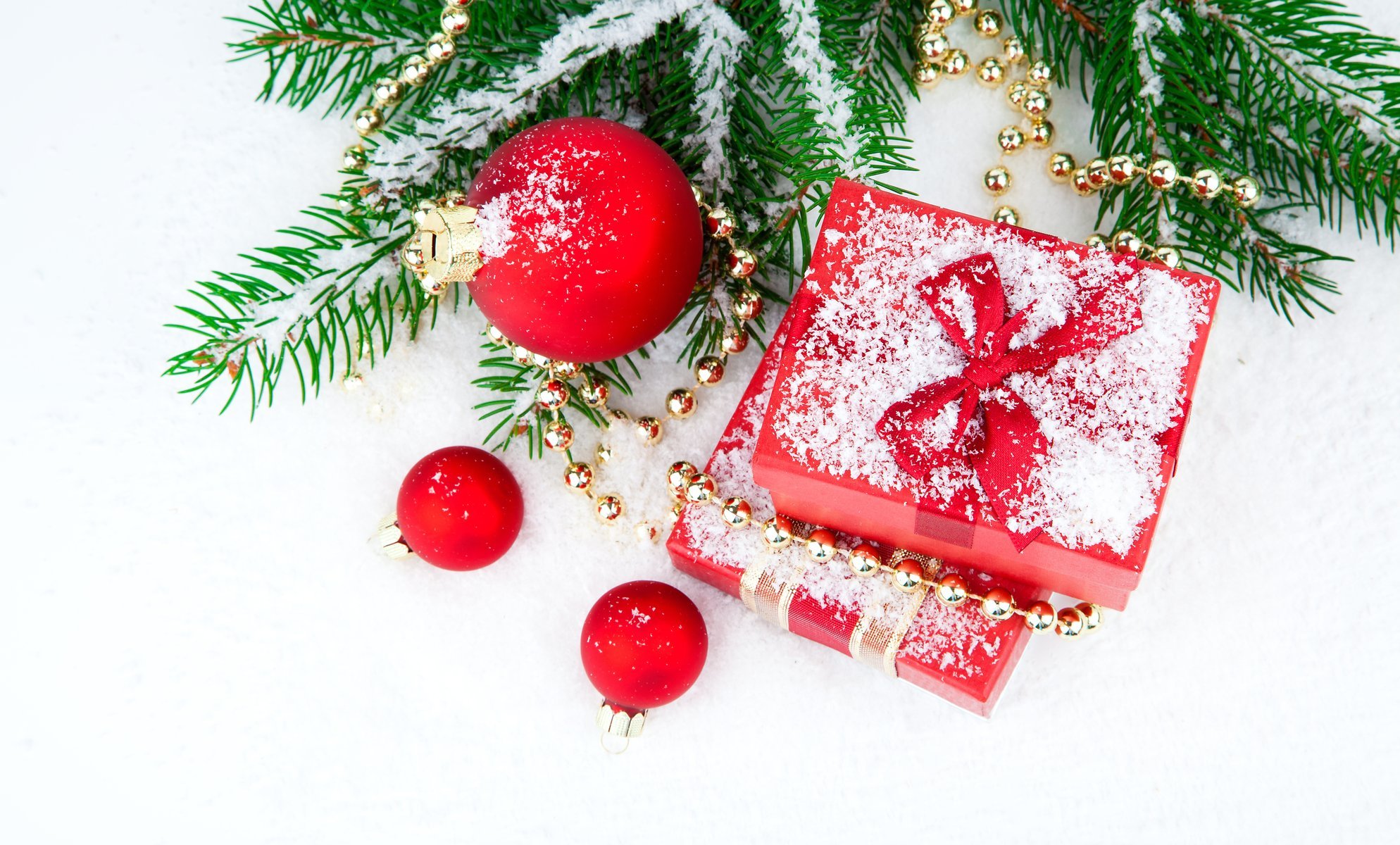 kugeln kugeln rot geschenk spielzeug weihnachtsbaum schnee perlen zweige baum tanne weihnachtsbaum feiertage winter neujahr weihnachten