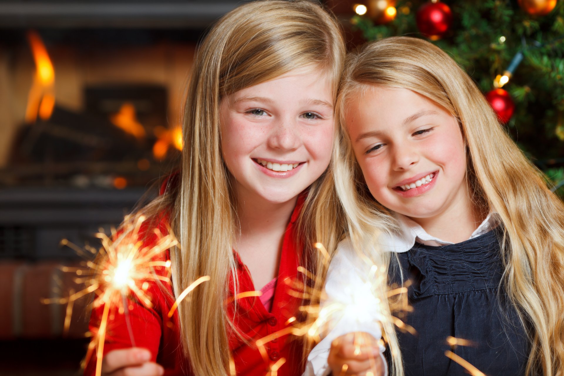 feliz navidad año nuevo bengalas niñas sonriendo feliz bebé linternas año nuevo niñas feliz niños luz