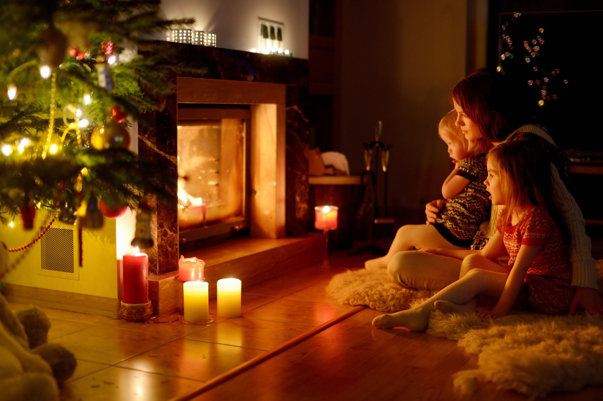 enfants femme cheminée noël famille confort nouvel an