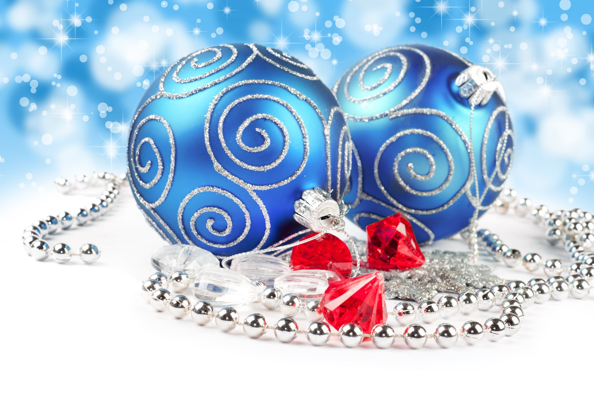 buon natale capodanno palloncini blu ornamenti bokeh lanterne collana gioielli diamanti luce diamanti