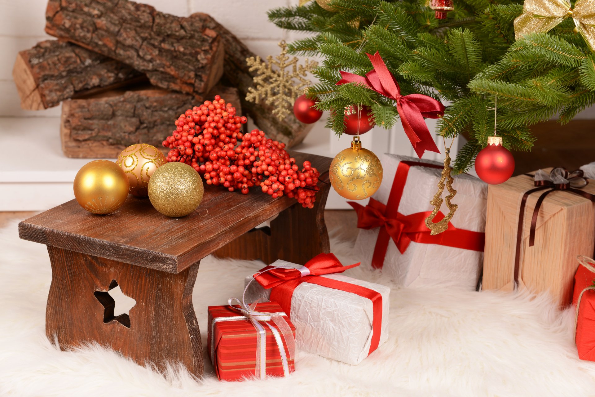 giocattoli palle di natale palle oro rosso agrifoglio bacche di abete albero di natale rami regali tronchi di inverno nuovo anno di natale