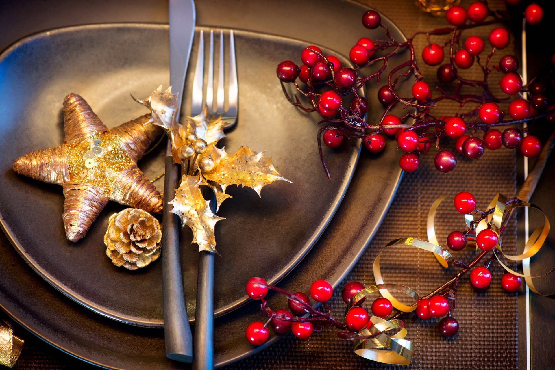 tar golden holly holly plates black cutlery tableware table festive holidays winter new year christma